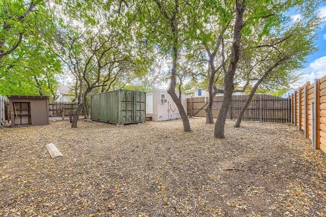 Building Photo - 3320 Blumie St