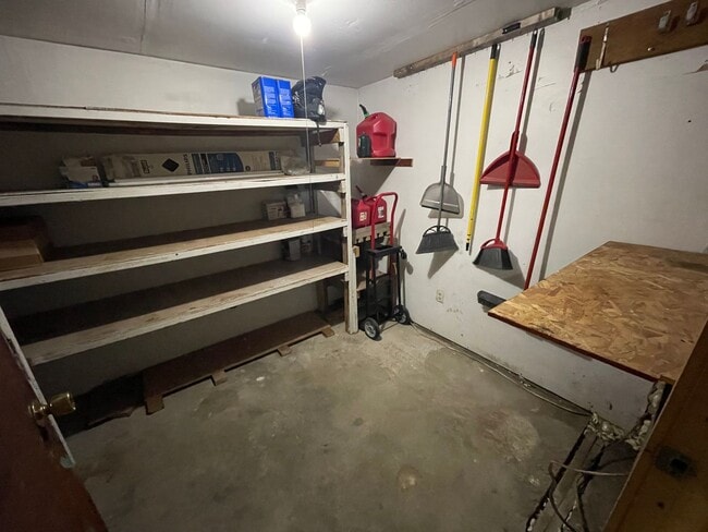 Building Photo - Private 1 Bed/1 Bath w/ heated garage. Min...