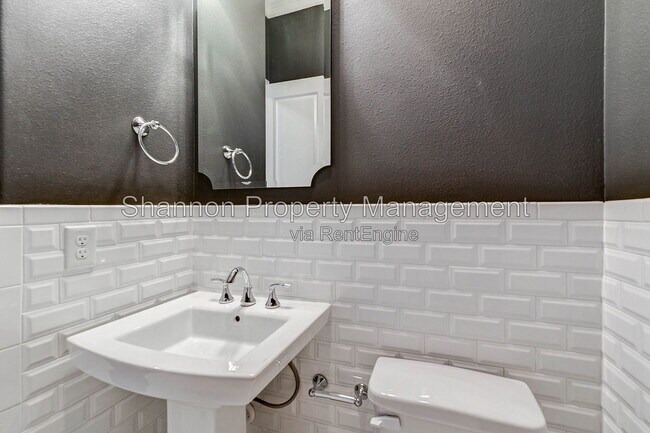 Building Photo - 1215 W 24th St
