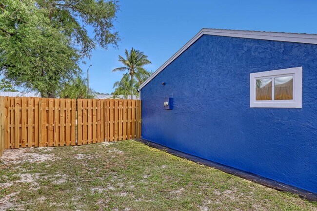 Building Photo - 2055 SE West Dunbrooke Cir