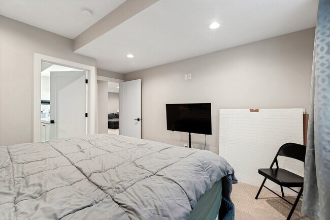 Building Photo - Upscale Home Available in Herriman