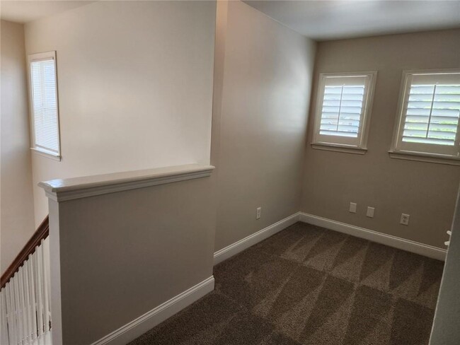 Building Photo - 465 Roland Manor Dr