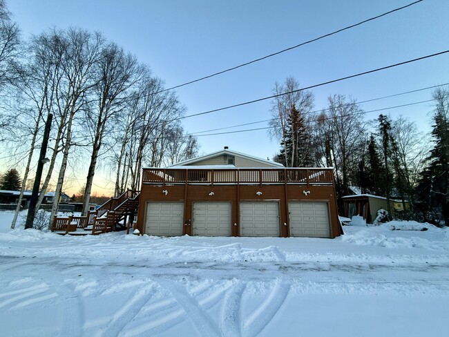 Garages - 2808 Iris Dr