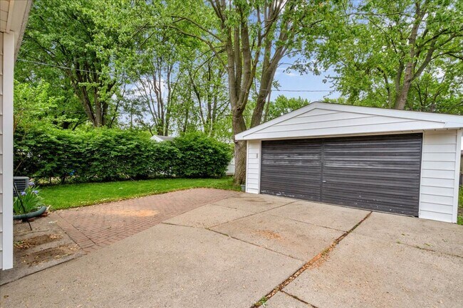 Building Photo - Charming Madison Heights Home with Garage and Fenced Yard