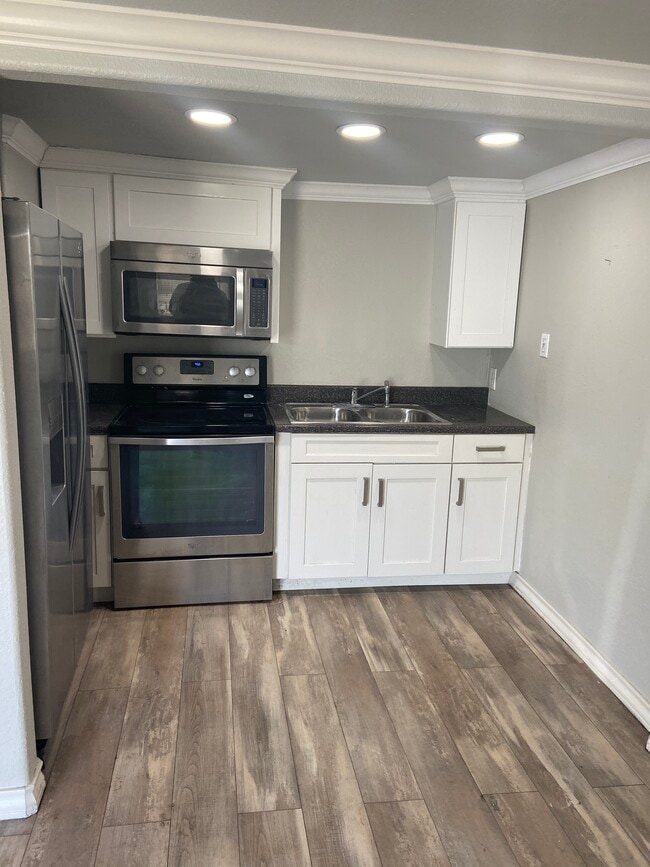 All appliances , New cabinets and granite countertops - 8125 Airlift Ave