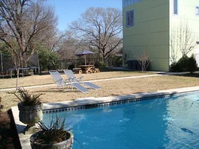 Building Photo - 2716 E 22nd St