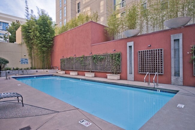 Building Photo - 680