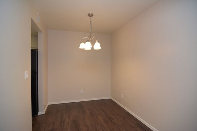 Building Photo - Remodeled 1 Bedroom 1 Bath Condo! Great Ce...