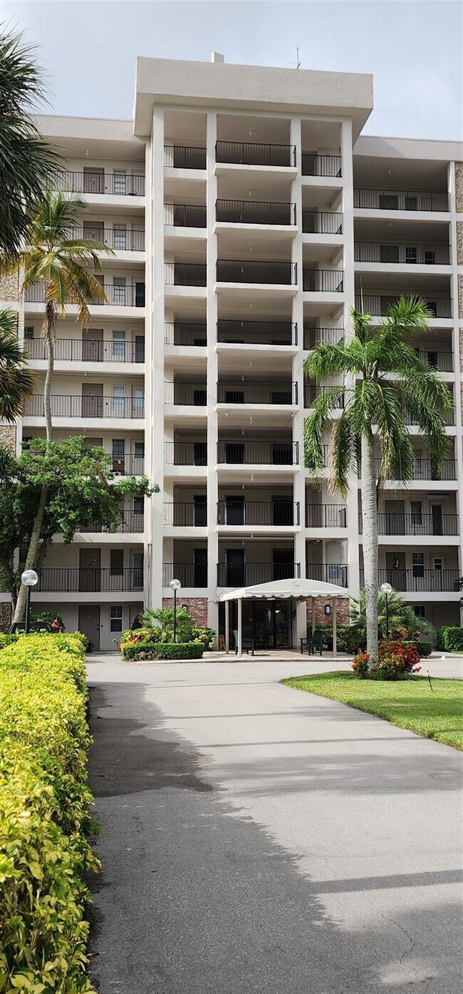 Building Photo - 3150 N Palm Aire Dr