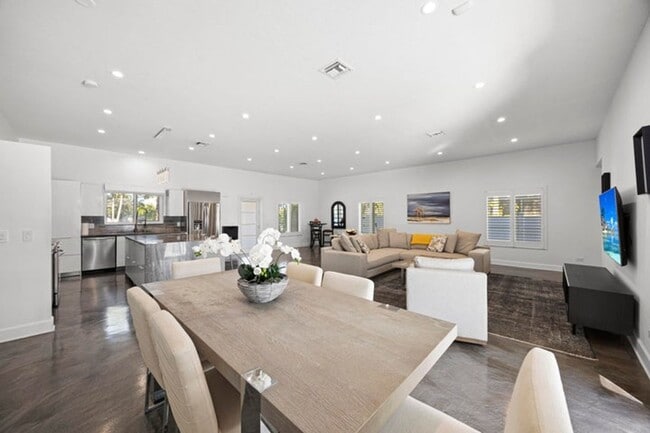 Building Photo - 930 NW 4th Ct