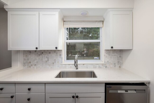Building Photo - Beautiful Large Condominium for Lease Now