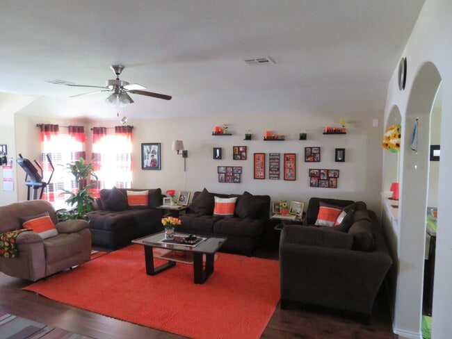 Building Photo - 10001 Desperado Dr