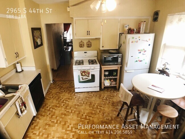 Building Photo - Stunning 5BD Unit with a Beautiful Backyard!