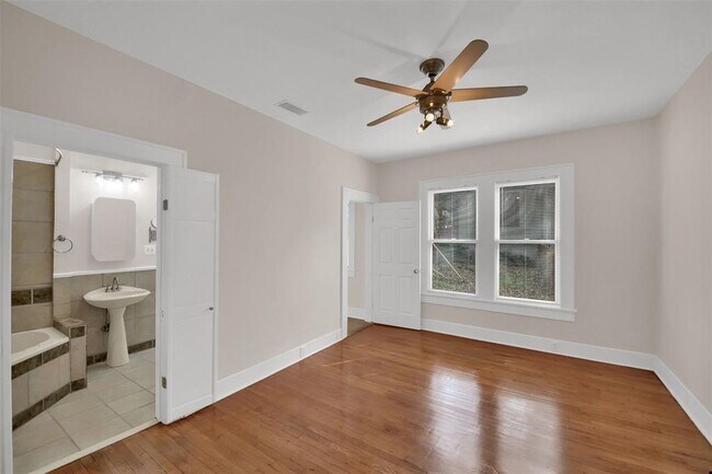 Building Photo - 809 E Riverside Dr