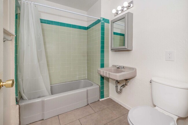 Building Photo - Fully Remodeled, Top Floor! On-site Laundry, New Stainless Appliances