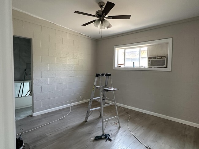 Building Photo - 540 W Elm Ave