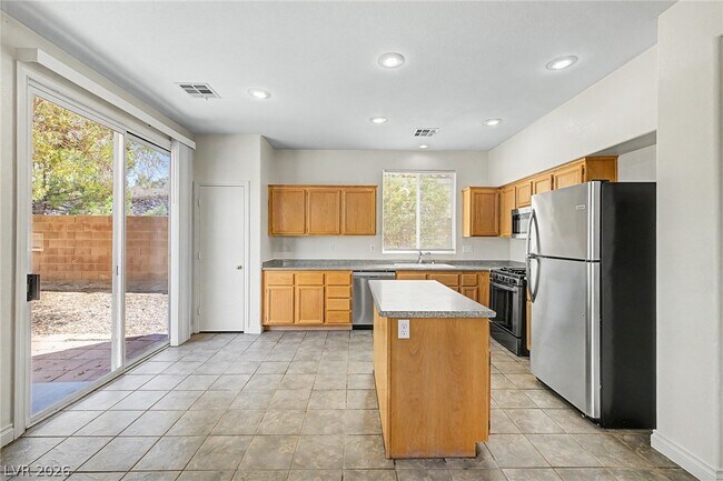 Building Photo - 2392 Predera Ave