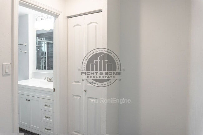 Building Photo - 3223 Albert Dr