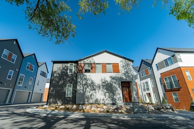 Building Photo - Move In Before School Starts! 4 Weeks Free + $0 Down Deposit OAC | 3 Bed Townhome in South Ogden