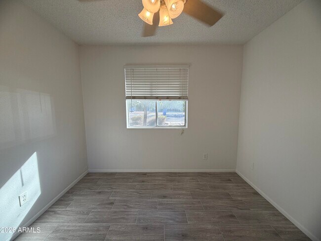 Building Photo - 4140 W Paradise Dr