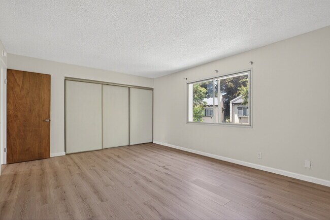 Building Photo - Spacious Condo in Santa Clara - Easy Commute!