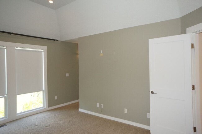 Building Photo - Stunning SW Portland (Arranmore) 4-bedroom...
