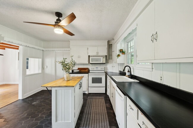 Building Photo - 1155 Ridge Hill Rd