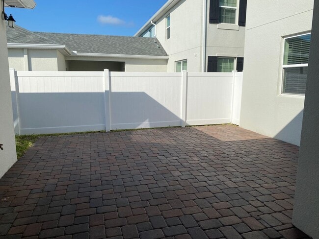 Building Photo - STOREY PARK - 3BR/2.5BA TOWNHOME WITH 2 CAR GARAGE