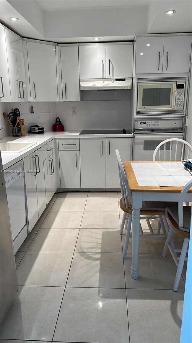 Building Photo - 2 bedroom in Sunny Isles Beach FL 33160