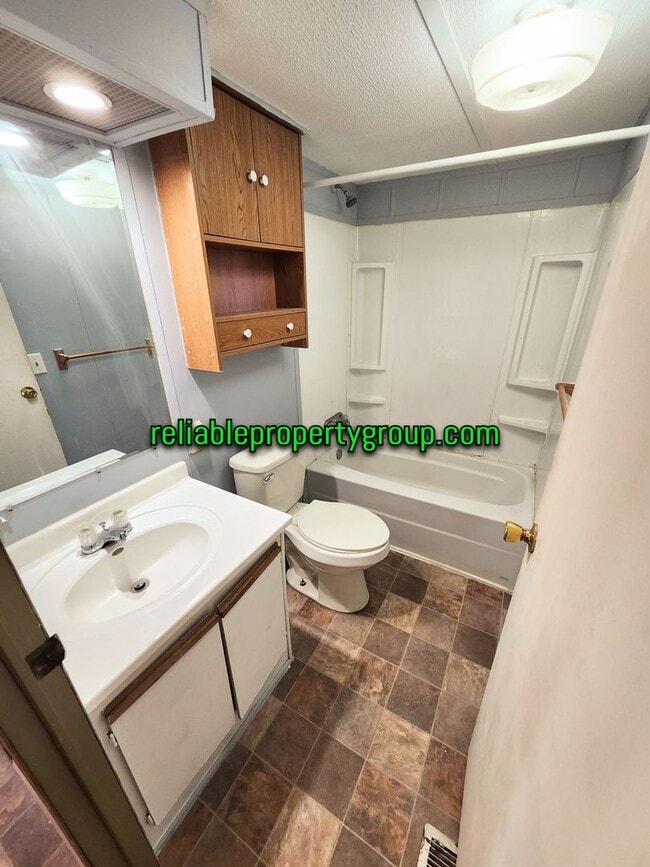 Building Photo - New Listing in Fort Wayne