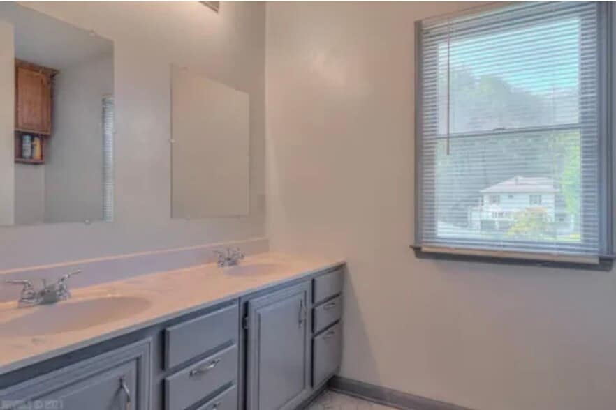 double vanity and shower/tub combo - 5163 Whitethorne Rd