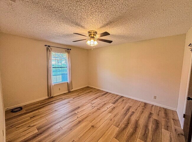 Building Photo - 105 Bluebird Cir