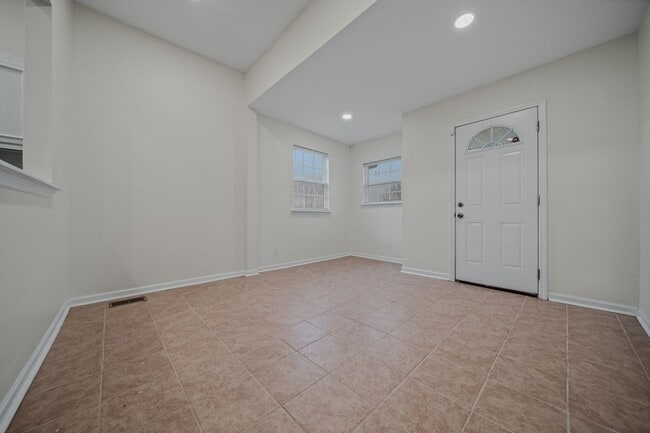 Building Photo - Spacious & Recently Renovated 4 Bedroom Home Available Now!!