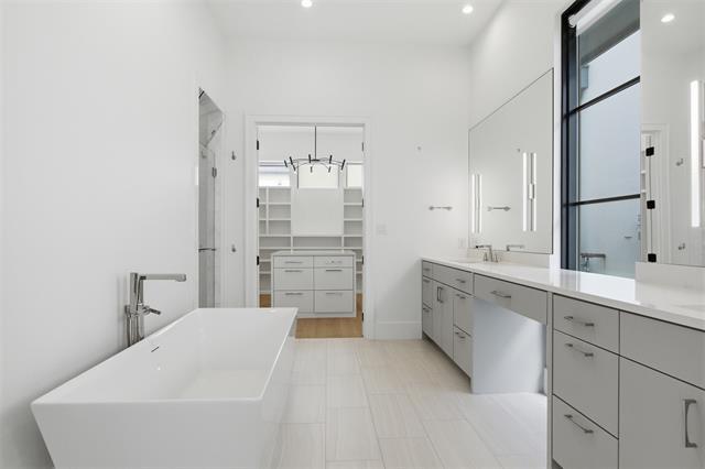 Building Photo - 9855 Kingsway Ave