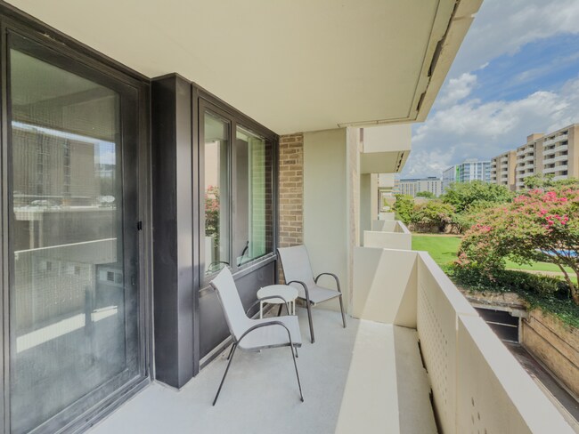 Building Photo - 1BR/1BA Condo with a Private balcony, Upda...