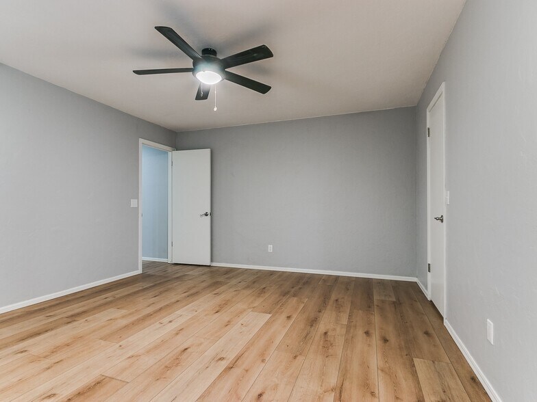 Building Photo - 9906 Mantle Dr