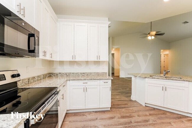 Building Photo - 741 Chestnut St E