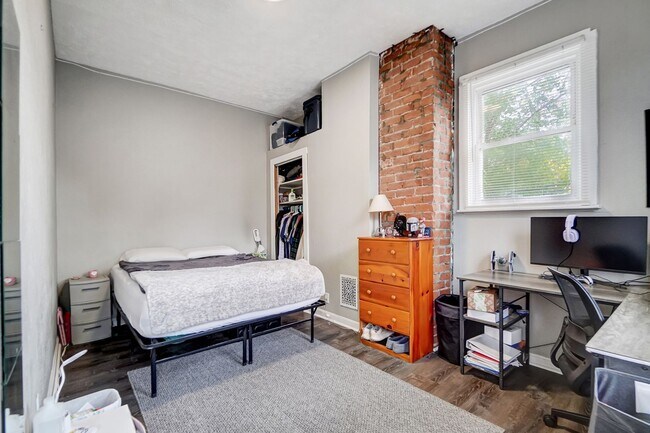 Building Photo - Clifton House For 2026-2027 With Parking Lot!