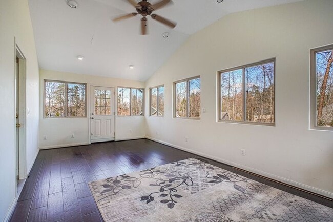 Building Photo - 306 Happy Creek Rd