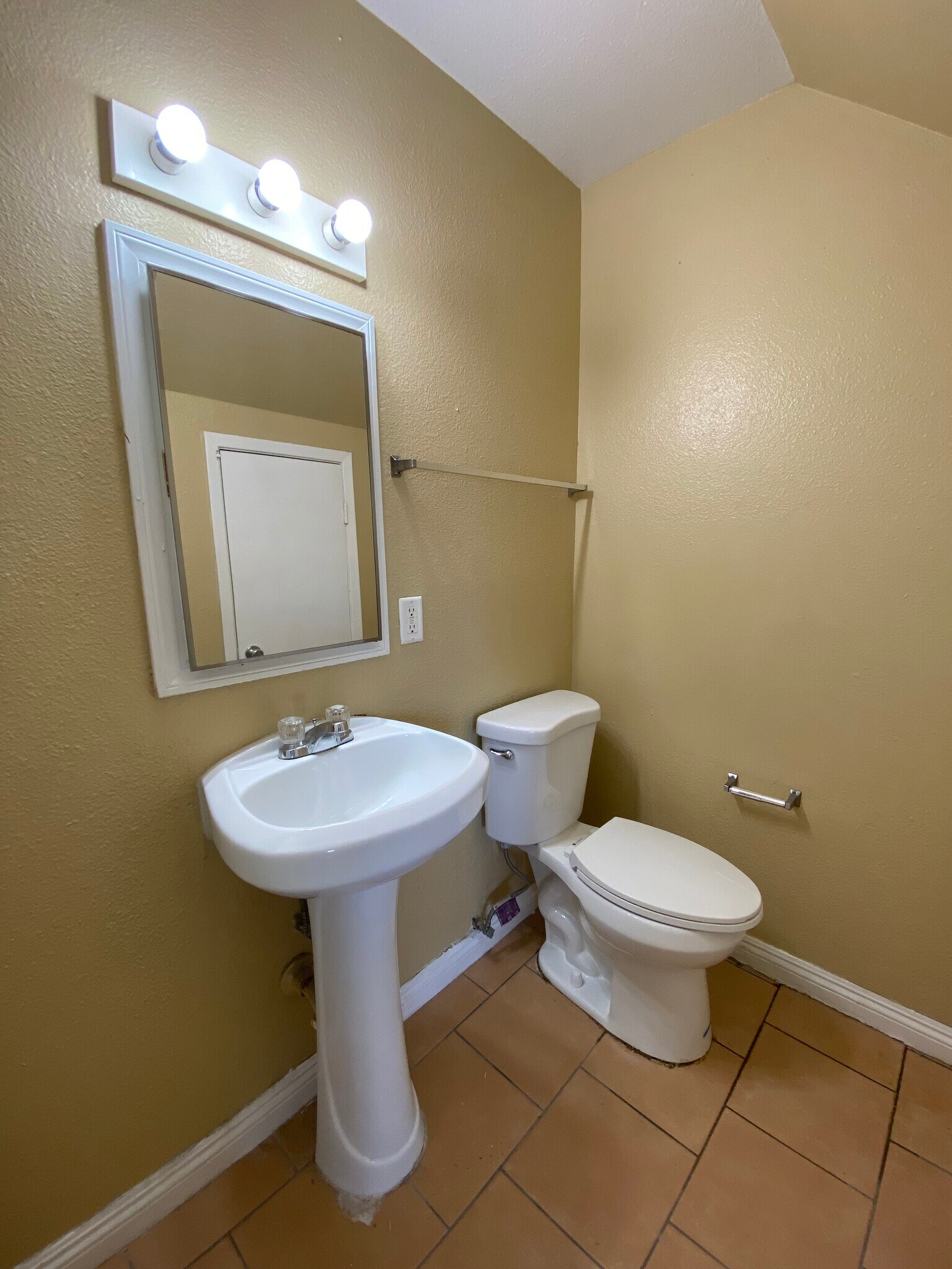 Building Photo - 2812 Marlin Ave