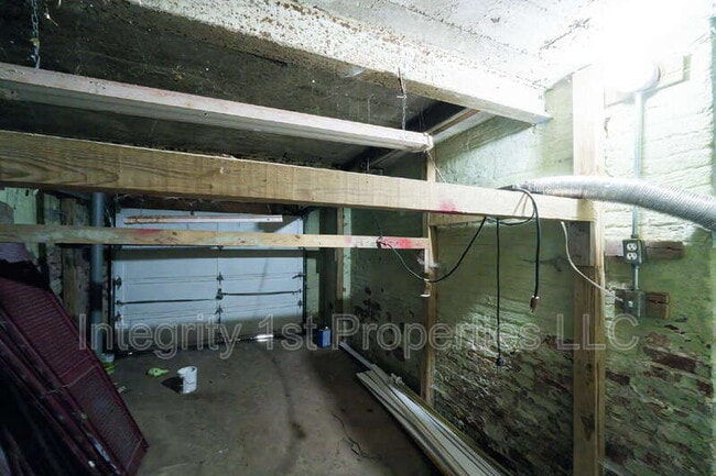 Building Photo - 4226 NE Antioch Rd