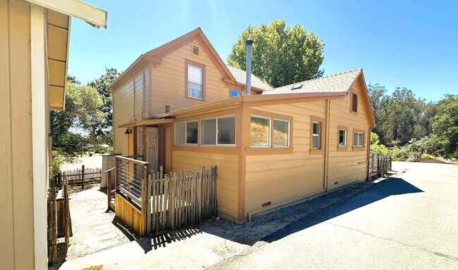 Building Photo - 402 Ormsby Ln