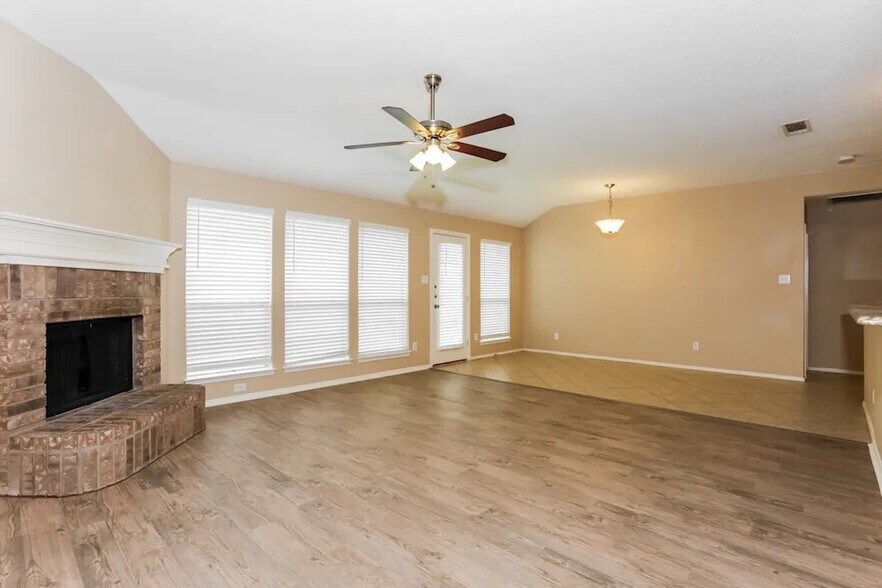 Building Photo - 2600 Treeview Dr