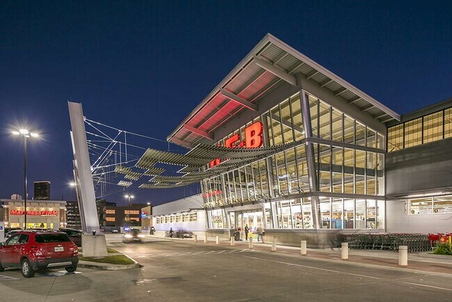 Building Photo - 1926 Augusta Dr