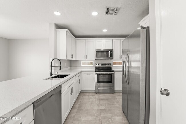 Building Photo - 11215 W Heatherbrae Dr
