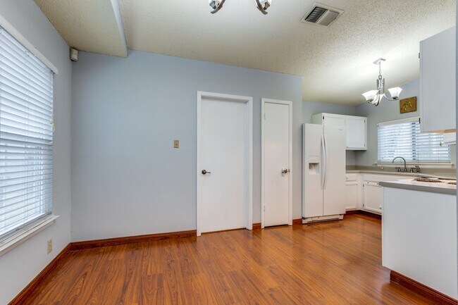 Building Photo - 2-BEDROOM HOME IN HIDDEN MEADOW