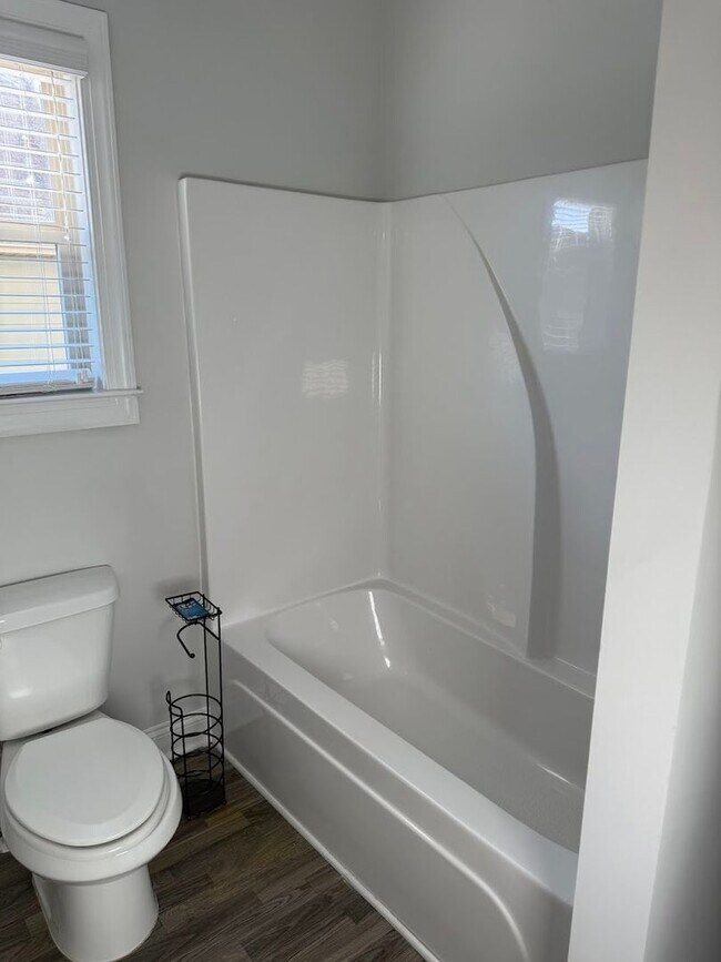 Building Photo - Spacious 5BR House in Buford