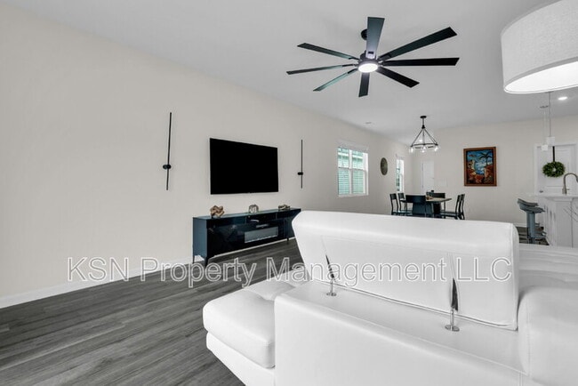 Building Photo - 107 Firefly Cir