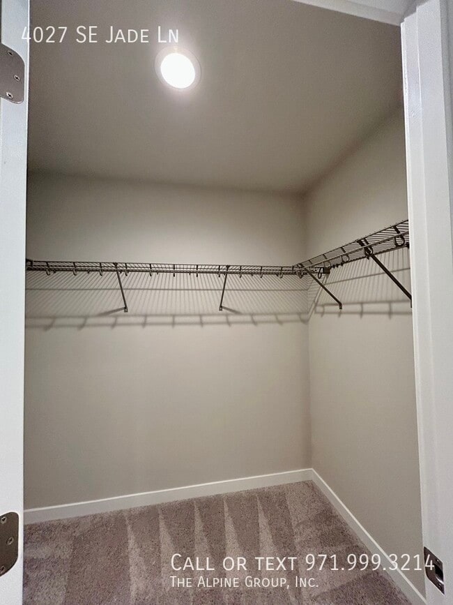 Building Photo - 4027 SE Jade Ln