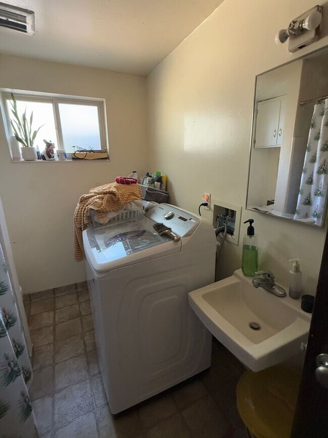 Building Photo - 2 Bedroom Apartment--Orem